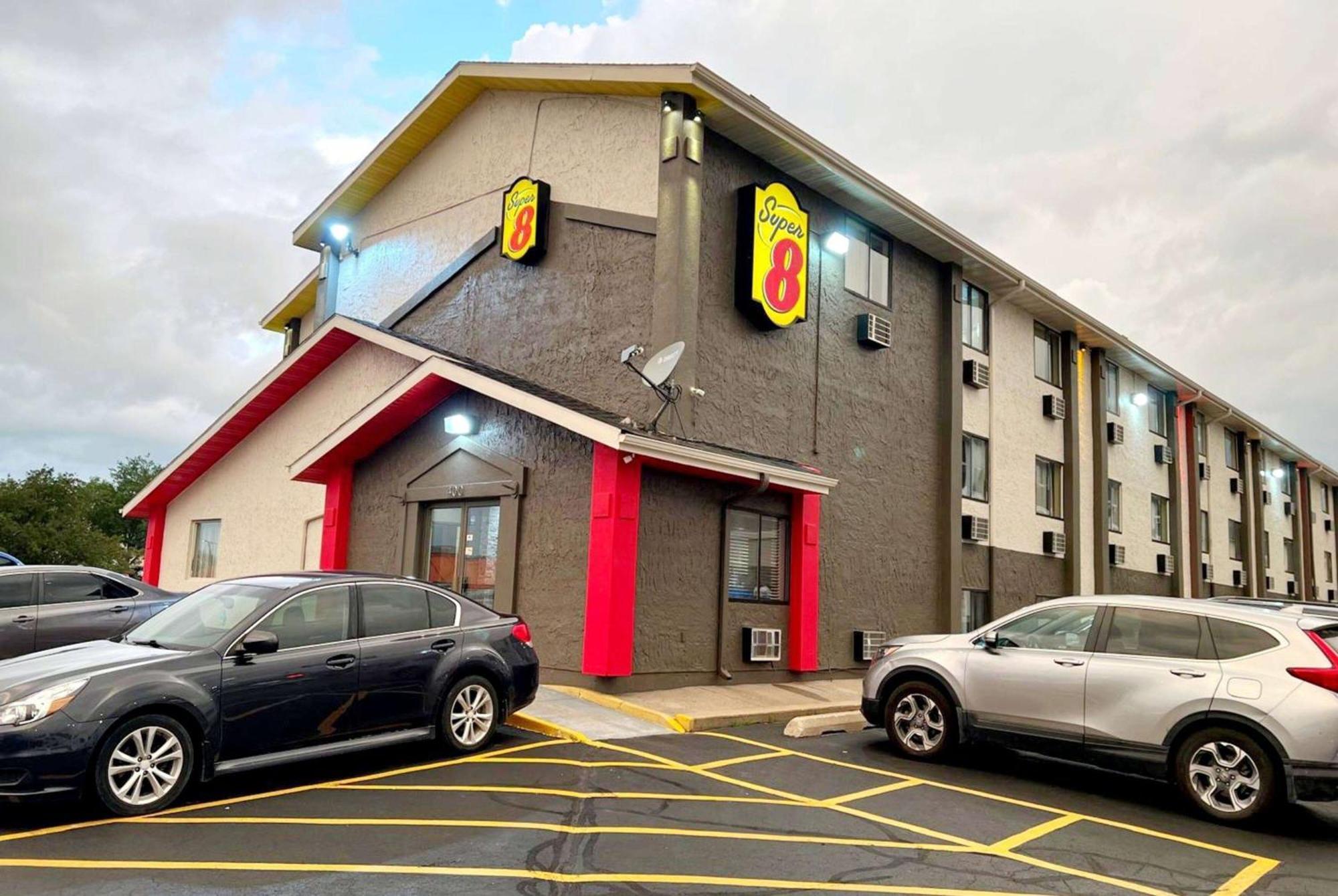 Super 8 By Wyndham Cedar Rapids Hotel Exterior foto