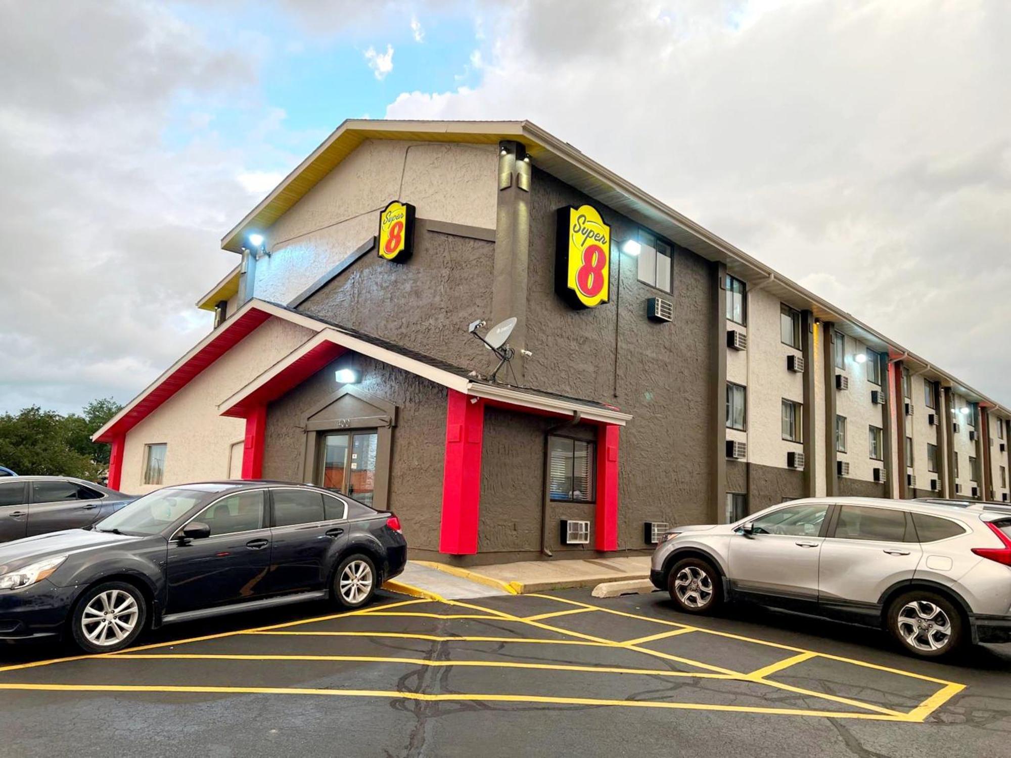 Super 8 By Wyndham Cedar Rapids Hotel Exterior foto
