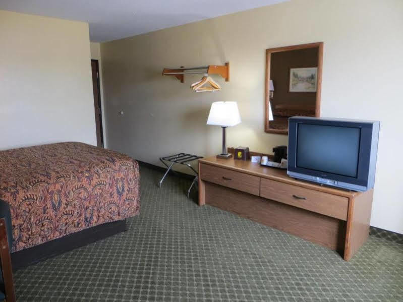 Super 8 By Wyndham Cedar Rapids Hotel Exterior foto